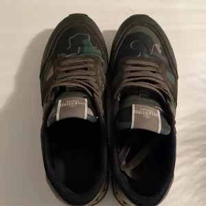 Valentino Rockrunner - Snygga Valentionos skick 8/10 inget og säljer för att dem passar inte längre.