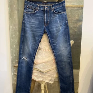 Nudie Jeans  - Säljer nu dessa otroligt feta Nudie Jeans i modellen Lean Dean - Blue force. Jeansen har använts flitigt för att få fram denna unika tvätt med ett mindre hål på höger knä. Dem är i storlek 31/34 men passar mig bra som brukar bära 31/32. Utöver slitningarna är dem i ett väldigt gott skick. 