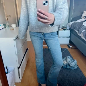 Low waist bootcut jeans - Säljer dessa jättepopulära jeansen från Gina tricot! Aldrig använda (därav priset) säljer då de är lite förkorta för mig som är ca 172 cm💓