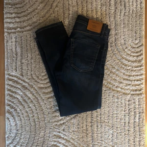 Jack & Jones Jeans - Säljer nu ett par Jack & Jones Jeans i modellen Tim slim straight. Nypris: 800 Skick: 8/10 knappast tecken på användning. Skriv om du har frågor eller funderingar!