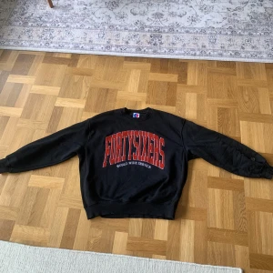 Sweatshirt från District Forty Six - Svart sweatshirt från District Forty Six, köpt på junkyard och är i mycket fint skick. Använd fåtal gånger. Storlek M men passar även L. 😊