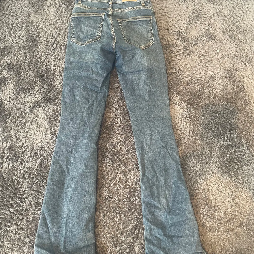 Snygga blå bootcut jeans från gina tricot som jag köpte för 600. De har en klassisk femficksdesign och en bekväm passform. Perfekta för en avslappnad stil.. Farkut & Housut.