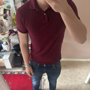 Vinröd pikétröja från Ralph Lauren - Ralph lauren pike i nyskick, köpt på careofcarl för 2 månader sedan för ca 1,5. Säljer för den sitter lite litet på mig. Unik efterfrågad färg. Skriv vid minsta fundering. Kan tänka mig gå ner i pris vid en snabb affär!💨💨
