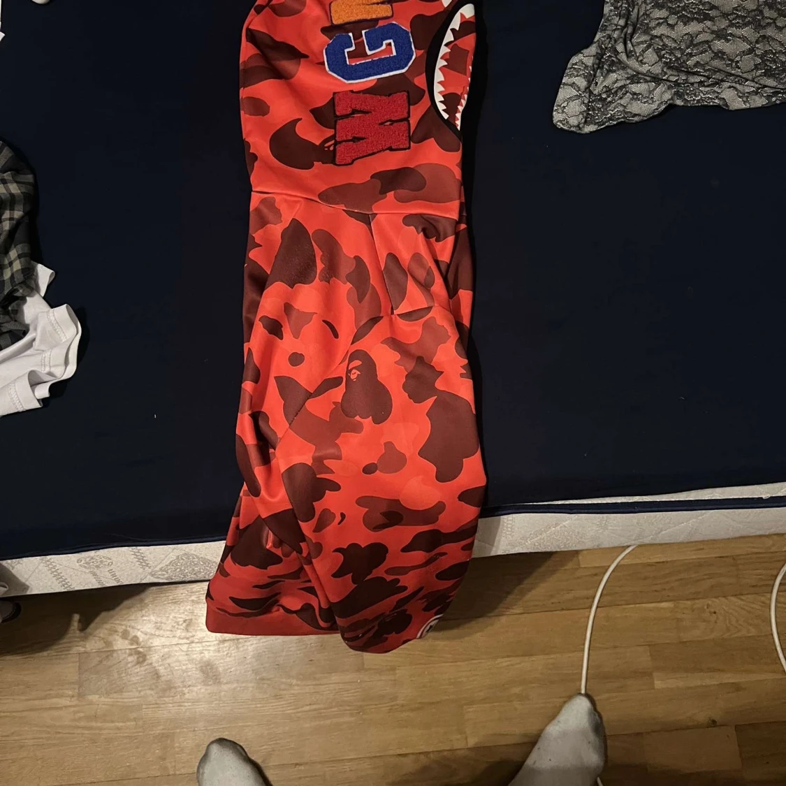 Röd bape hoodie  - 1