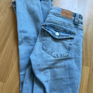 Jeans o hoodie  - 150 kr för båda 