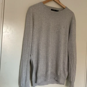 Grå tröja från Polo Ralph Lauren - Säljer en stilren grå tröja från Polo Ralph Lauren i Pima Cotton. Hör av er vid frågor!
