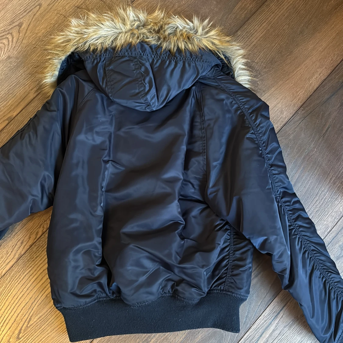 Svart bomberjacka med pälsdetaljer - 1