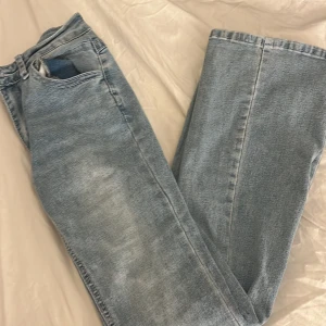 Blå jeans low waist bootcut - Blå low waist jeans bootcut jätte fina och passar med nästan allt. Säljer pga för många jeans kommer ej ihåg märket🩷