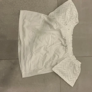 Vit blus från Primark - Säljer en söt vit blus från Primark med spetsdetaljer. Perfekt för sommardagar med sitt luftiga material och fina mönster🪷🪷