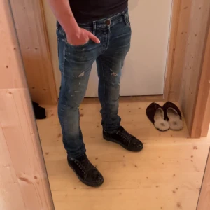 Jack and Jones jeans - Säljer nu ett par riktigt trendiga jeans med slitningar. Modellen är Glenn, skriv om du har några frågor! 