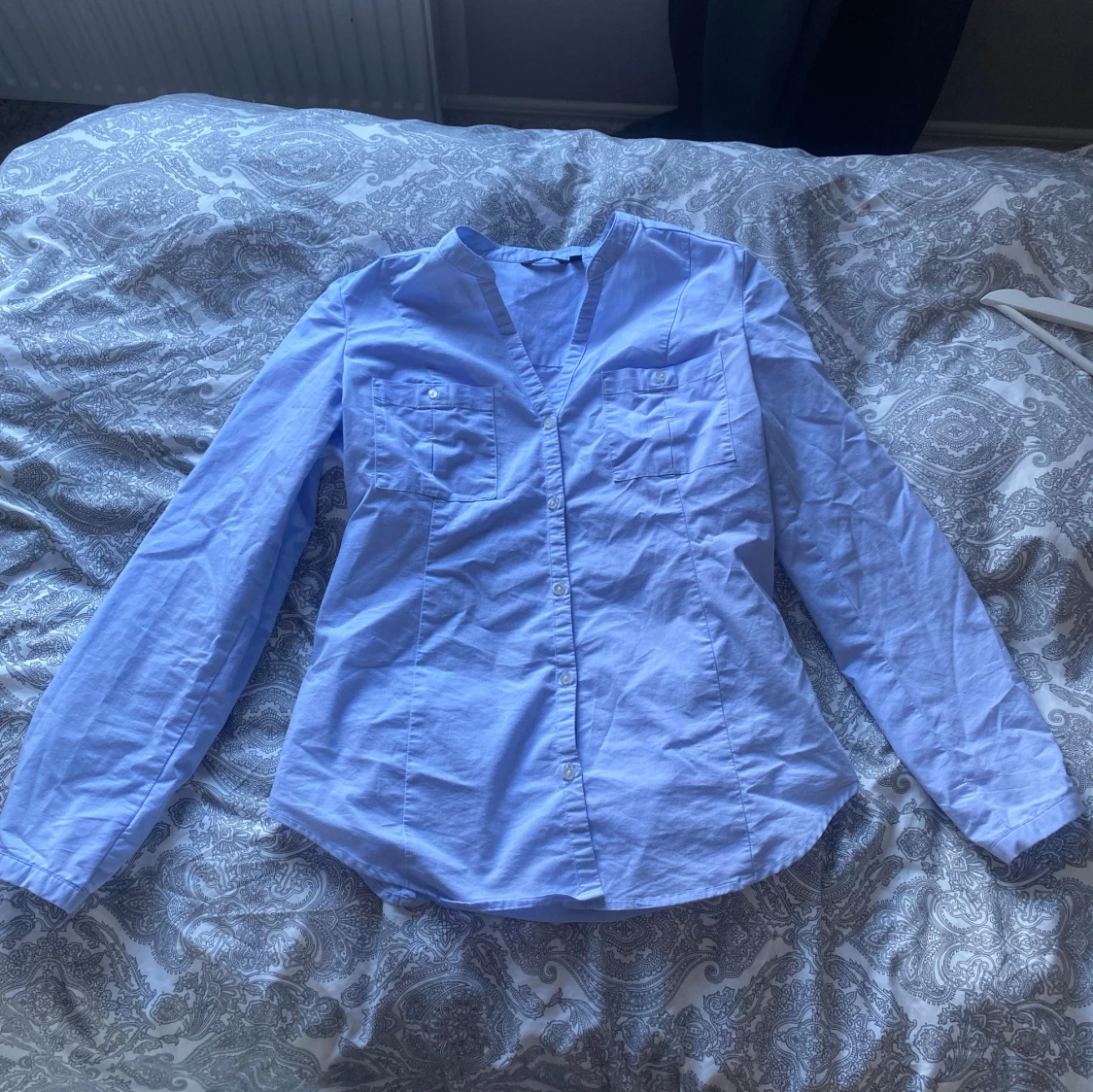 Ljusblå blus