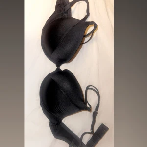 BH från intimissimi - Supersnygg bh från intimissimi. Jag tror att det är storlek 70B. skriv om ni har några funderingar 