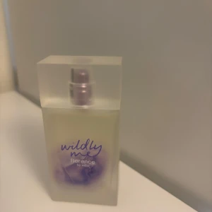 Wildly Me Florence by Mills Eau de Toilette 50 ml - Upptäck Wildly Me från Florence by Mills, en Eau de Toilette med en fräsch och ungdomlig doft av lavendel . Flaskan har en stilren design med en frostad finish och lila detaljer. Perfekt för den som vill ha en lätt och uppfriskande doft. Nypris 625 på kicks hemsida 