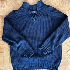 Marinblå stickad tröja från dressman  - Marinblå stickad quarter zip från dressman, 8,5/10 skick inga defekter. Svarar gärna på frågor👍