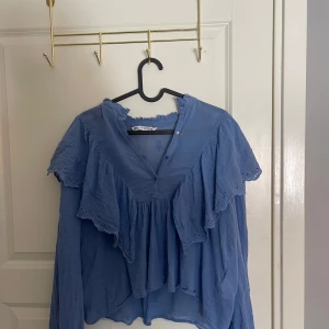 Zara sommar blus - Säljer mina volang blus från Zara som varit en favorit länge😘 nu har den tyvärr blivit för liten så säljer den nu pågrund av de🥰 skriv om ni har frågor😇