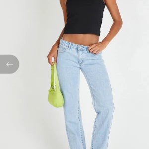 Abrand jeanse 99 low straight walkaway - Snygga abrand ljusblå jeans med rak passform. Perfekta nu till våren och sommaren. Helt nya med prislappen på.