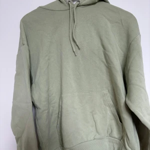 Grön hoodie från Monki - Säljer en grön hoodie från monki i storlek S. Säljer då den inte passar min stil längre.
