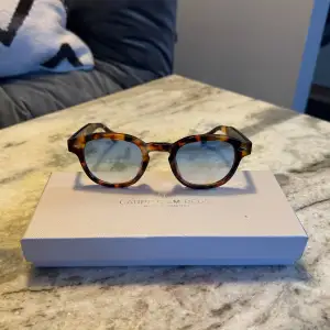 Väldigt snygga solglasögon i blått glas