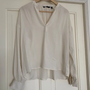 Blus - Fin blus med v-ringning. Använd ett fåtal gånger, fint skick!