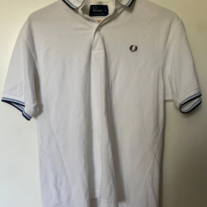 Fred Perry piké  - Det jag säljer är en vit Fred Perry piké som är i bra skick och inga defekter, det är storlek M. Nypris 1200