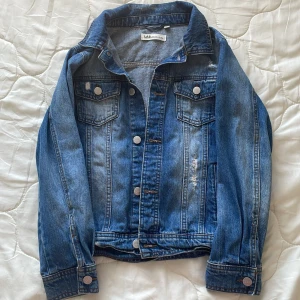 Blå jeansjacka från LAB Industries - Säljer en klassisk blå jeansjacka från LAB Industries. Jackan har knappar framtill och två bröstfickor med knappstängning. Perfekt för en avslappnad stil. 🧥