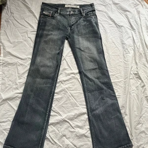 Grå jeans från Diesel - Snygga grå lågmdjade jeans från Diesel 