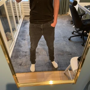 Tiger of Sweden jeans  - Hej, säljer nu dessa as snygga tiger jeans. Dom är i otroligt bra skick! Det är storlek 30/32 men skulle säga att dem även passar 29/32 lika bra. Modellen är 175cm och dom sitter perfekt. Hör av er vid frågor!