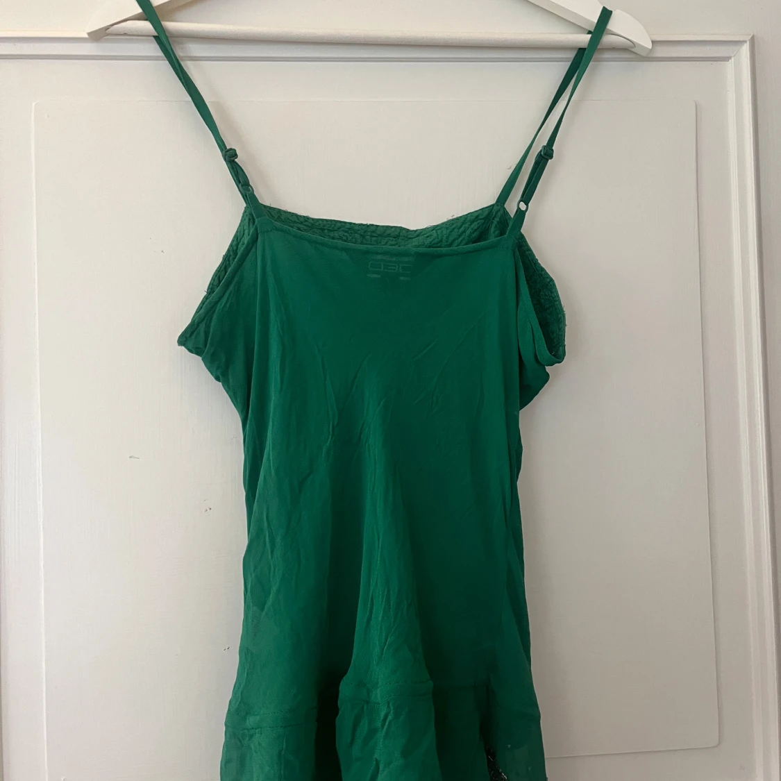 Grön ärmlös topp med paljetter - 1