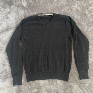 Stenströms Kashmirtröja, 100% Kashmir! - Säljer en elegant svart kashmirtröja från Stenströms. Tröjan har en v-ringad design och långa ärmar, perfekt för en stilren look. Den är tillverkad i 100% kashmir vilket ger en lyxig och mjuk känsla. Storleken är S/M. Skicket är riktigt bra! Tröjan är oerhört skön att ha på sig och passar till allt! Vid fler frågor eller andra funderingar är det bara att höra av sig!🙌