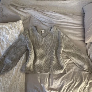 Grå stickad tröja med v-ringning - Mysig grå stickad tröja med v-ringning från H&M😍👌🏼💖Tröjan har långa ärmar och en bekväm passform, passar nu till våren och även svalare sommarkvällar🥳 