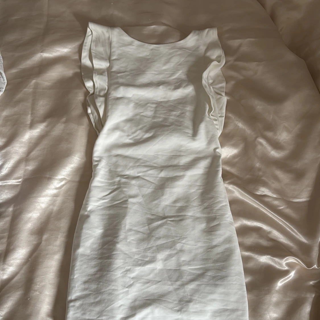 Vit kort klänning med volangdetaljer - 3