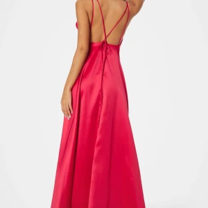 Röd balklänning - Ny röd balklänning i satin från Bubbleroom i storlek 40. Snygg knytdetalj i ryggen💕