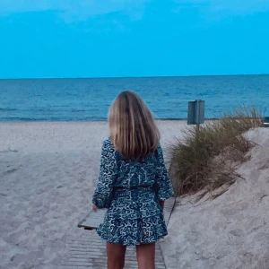 Zara klänning  - Säljer den här jätte jätte fina volang klänningen! Den är knappt använd och köpt på Plick för 700kr(den var då helt ny). Den har inga defekter alls!!!🤩💓🤗.    OBS‼️🚨⚠️Den säljs inte längre!! 