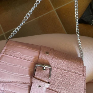 Rosa gulligt handväska - Rosa söt handväska med detaljer