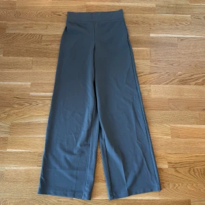 Grå vida byxor - Ser ut som kostymbyxor 