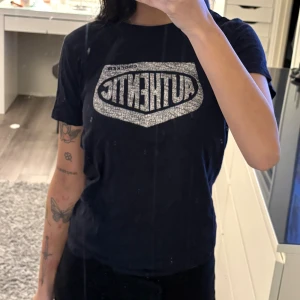 Marinblå crocker T-shirt  - Knappt använt 