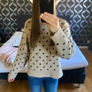 Beige prickig stickad tröja - Säljer en mysig beige stickad tröja med svarta prickar. Den är från H&M i strl S med ett bra skick med mjukt material! Säljer för den inte kommer till använding! Pris kan absolut diskuteras så tveka inte att fråga! 