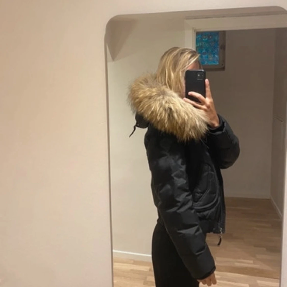 Svart dunjacka med päls från Hollies - 2