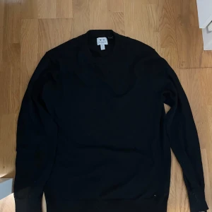 Svart tröja från H&M Essentials - Säljer en stilren svart tröja från H&M Essentials. Tröjan har en klassisk design med långa ärmar och rund halsringning. Perfekt för en minimalistisk garderob.