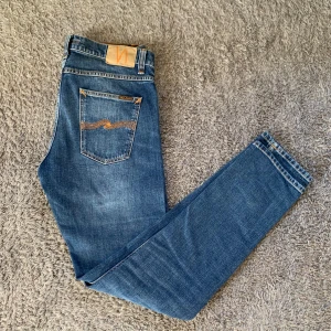 Nudie Jeans - Snygga blå jeans från Nudie i oanvänt skick, endast provade och i storlek W32, L34. Nypris ca 1500 mitt pris 700
