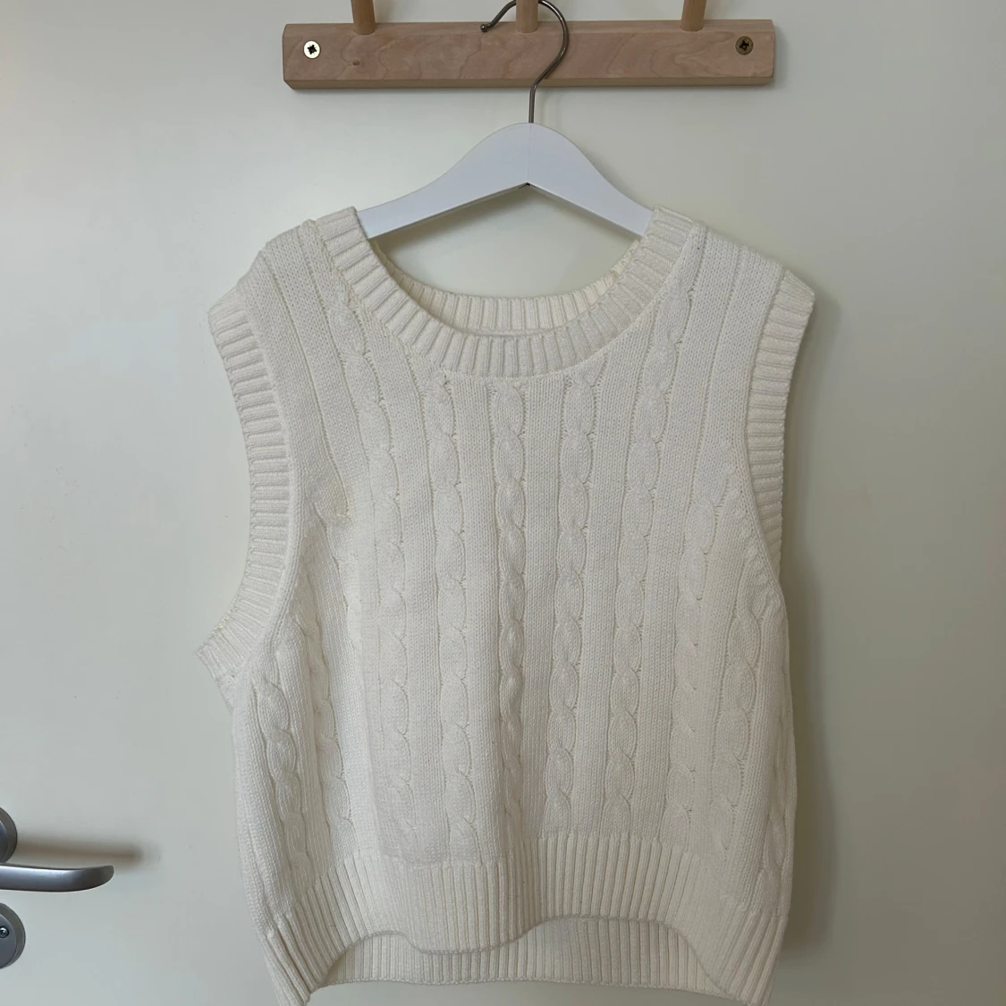 Vit stickad väst från Lindex