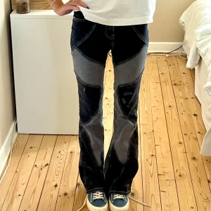 Utsvängda patchwork jeans - Skitsnygga utsvängda jeans med jättenajs detaljer💕