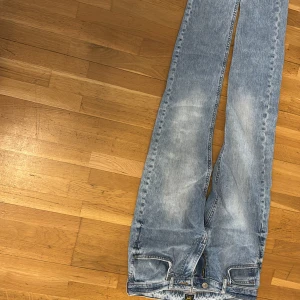 Blå jeans från Lee - Säljer ett par klassiska blå jeans från Lee. De har en straight passform och är tillverkade i slitstarkt denim. Perfekta för en avslappnad stil. Jeansens ljusa tvätt ger en vintagekänsla.