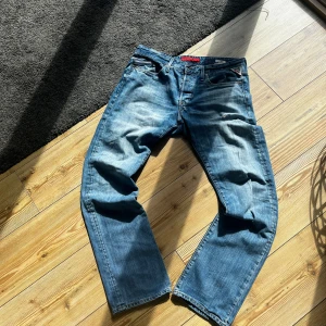 Replay jeans Waitom - Ett par blåa Replay Waitom jeans i storlek 33 alltså ca 33 i midja och 33 i längd, men jag skulle nog vilja säga att de är ett par 32/34. För att dessa ska sitta så bra som möjligt på dig så behöver du nog vara 190+. Jag är 195cm och väger 86kg. Dessa är lite mer utsvängda jämfört med det vanliga idag. Ett väldigt unikt par jeans med najs detaljer. 