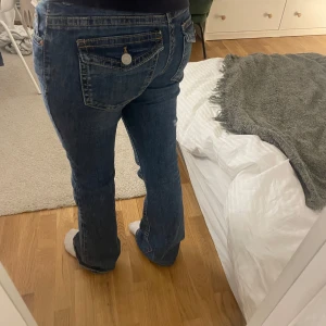 Blå jeans från Perfect Jeans - Ett par mörkblåa jeans från Gina tricot som är använda 3-4 gånger, storlek 36.