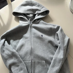 Grå hoodie från Ralph Lauren full zip - Bra skick 