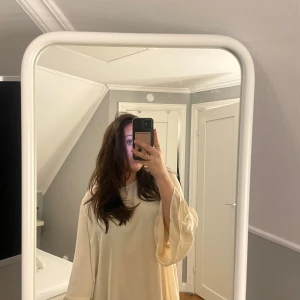 Beige/Vit blus från Gina Tricot - säljer nu min vita/beigea blus från gina tricot! är använd rätt flitigt men är inte sliten på det sättet. den har har liten defekt på vänsterarmen, men det är inget som syns❤️