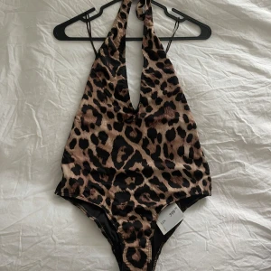 Leopardmönstrad baddräkt från Zara - Snygg helt oanvänd leopardmönstrad baddräkt från Zara med djup v-ringning och tunna axelband. Ordinarie pris är 399kr 🐆 