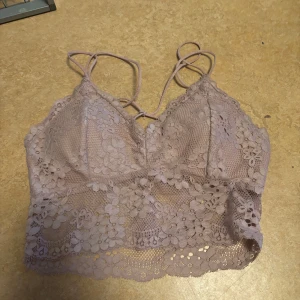 Ljusrosa spetslinne - Säljer ett vackert ljusrosa spetslinne med blommigt mönster och tunna axelband. Perfekt för en somrig look eller att bära under en kavaj. 💜