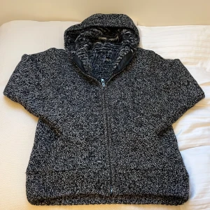 Stickad Cardigan  - Tja! Säljer nu denna feta cardigan! Den är riktigt mysig och varm. Söker bland annat för att den inte används. Skick:10/10, inga defekter alls och är som ny. Storlek: S-M, skulle jag säga. Tveka inte med frågor och priset är inte hugget i sten!🤝